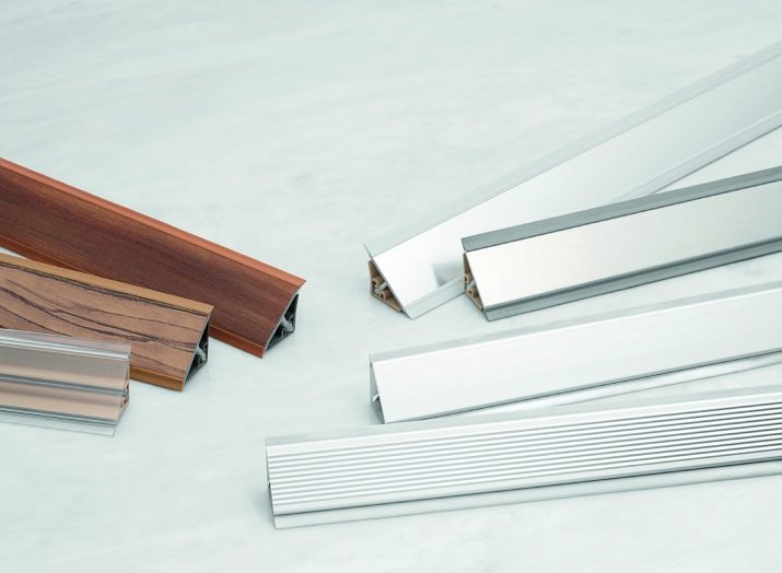 Плинтусы для столешницы на кухне: виды, правила выбора